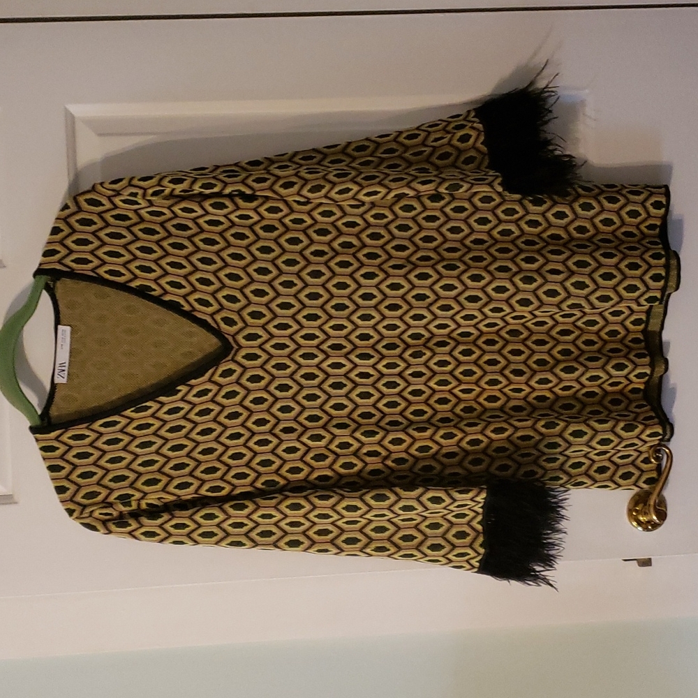 Women's Zara Tunic Sweater with Plume feather cuffs Sz Small